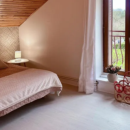 Pet Friendly In Nanteuil-en-Vallée